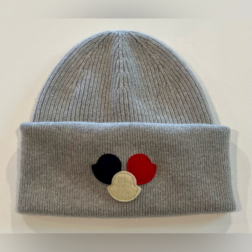 Moncler NWT 100% Virgin Wool Ribbed Knit Logo Beanie Grey Unisex